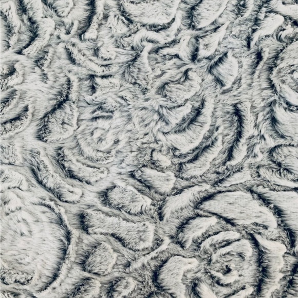 Azalea Micro-Mink Throw - Picture 3 of 4